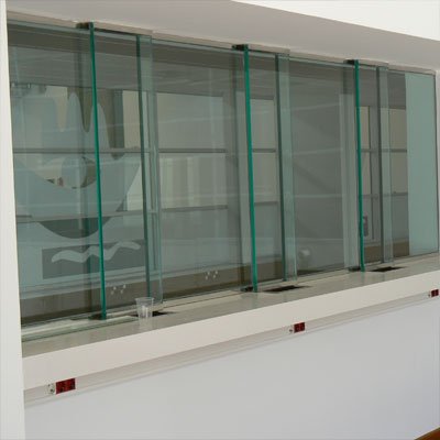 Mampara de vidrio enmarcada